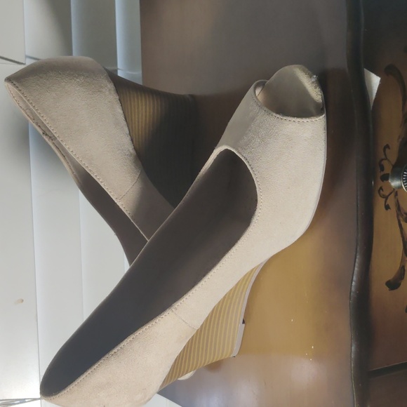 Beige suede heels - Picture 2 of 4